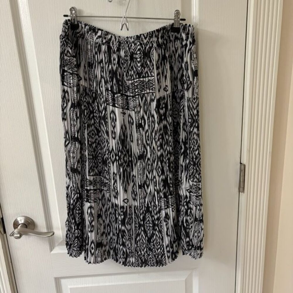 Alfred Dunner Black & White Pleated Skirt, PL